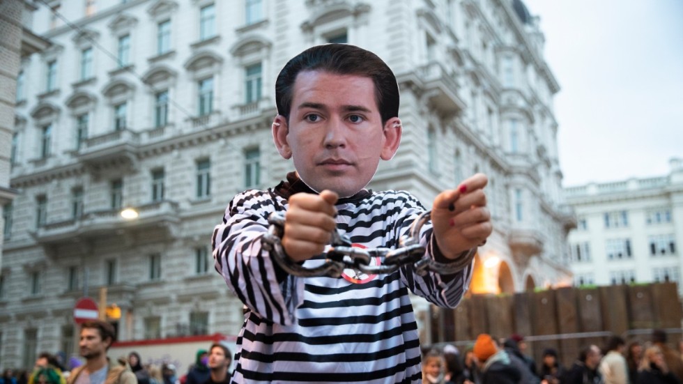 En demonstrant utklädd till en fängslad Sebastian Kurz, vid protester utanför ÖVP:s partihögkvarter i Wien.