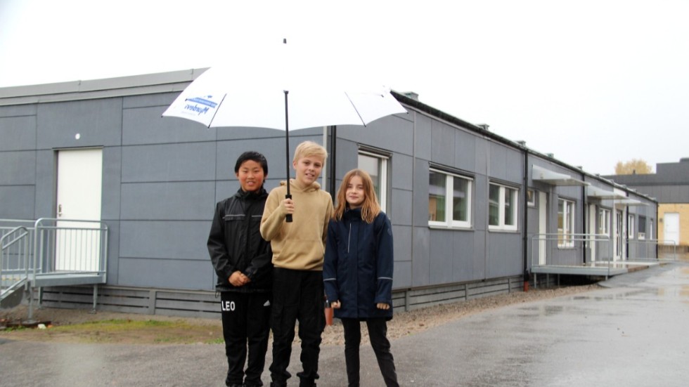 Fjärdeklassarna Leo Holmström, Eliot Wennström och Sofia Löfgren tycker om sitt nya annex på Värgårdsskolan. "Det är fräscht och modernt", säger de.