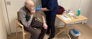 Här får Hans, 90, tredje vaccinsprutan • "Gjorde lite mer ont än förra gången"