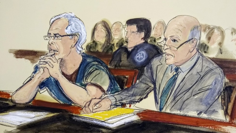 Jeffrey Epstein, till vänster, i rättssalen under en häktningsförhandling i juli 2019.