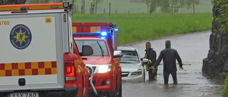 Många larm i regnovädrets spår – översvämningar och trafikolyckor
