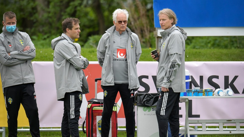Läkarna Jonas Werner och Anders Valentin tillsammans med landslagschefen Stefan Pettersson.