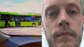 Skolbuss vände på landsväg med dålig sikt – chauffören får kritik