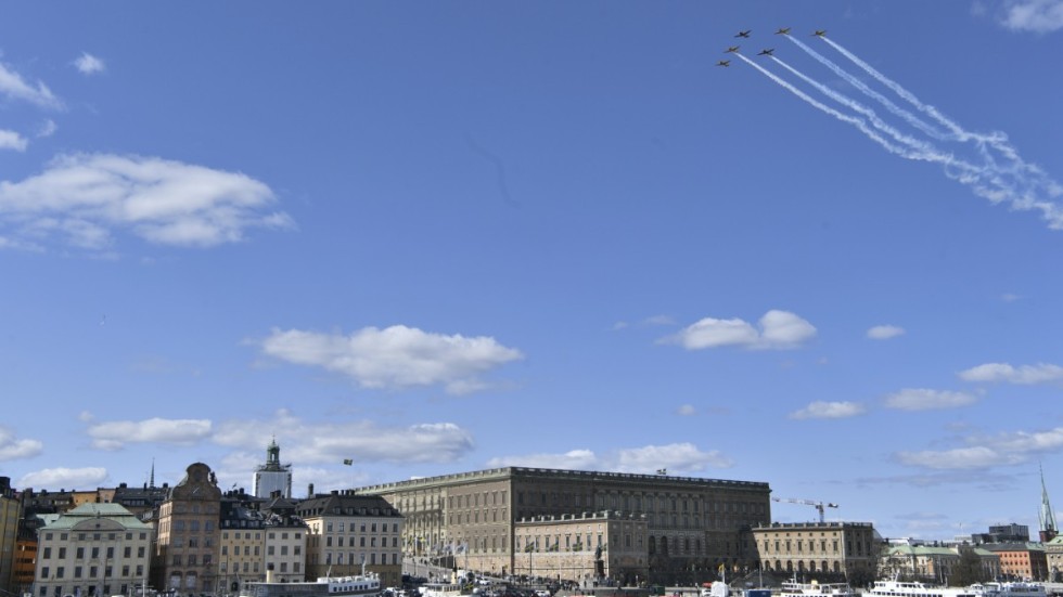 Flyghyllning till kungen, som firar i Stockholm slott.