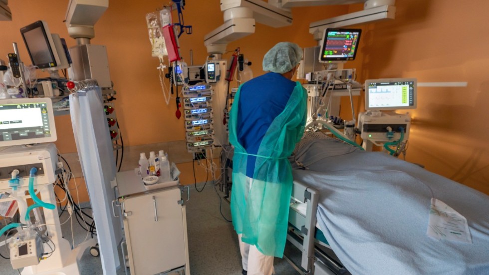 En covidpatient får intensivvård på en klinik i München.