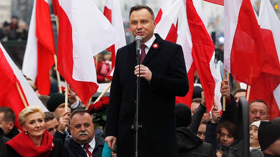 90 procent av polackerna vill vara med i EU, men den högernationalistiska regeringen och deras alltmer politiskt styrda domstolar vill inte godta villkoren för medlemskapet, skriver Göran Färm. På bilden Polens president Andrzej Duda.