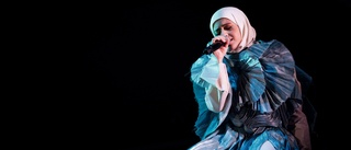 Idol-Amena hyllar Abbas comeback i kvällens fredagsfinal – tolkar nya singeln • Bara nio deltagare kvar i programmet