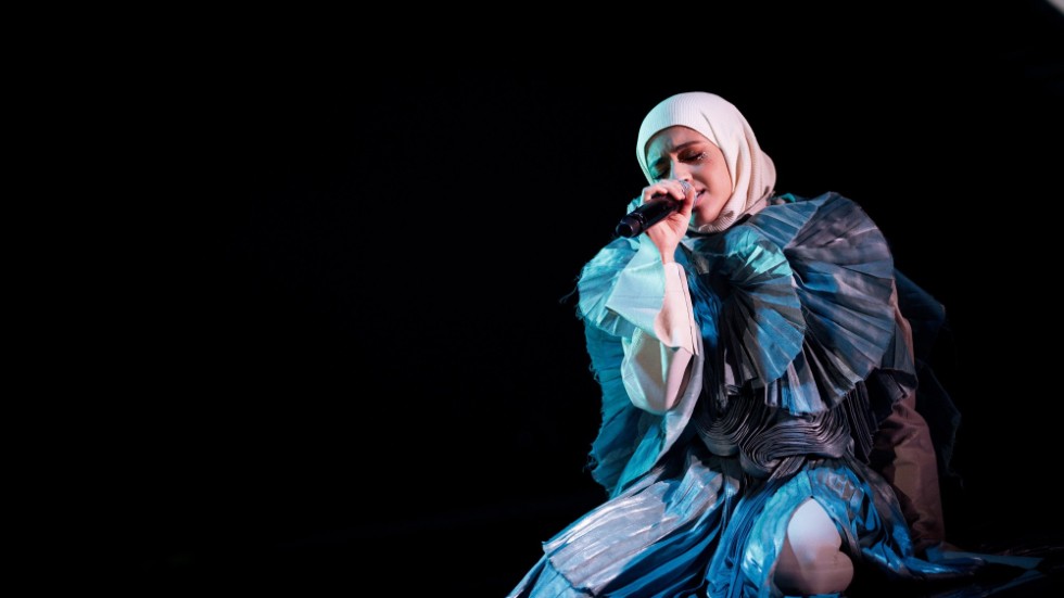 Amena Alsameai på scen under förra veckans fredagsfinal, där hon tolkade Billie Eilish-låten Ocean Eyes.