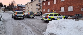 Tre män trängde in i lägenhet i Älvsbyn – hotade och rånade kvinnor