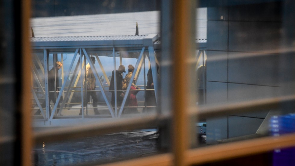 Tre IS-kvinnor har landat med åtta barn på Arlanda.