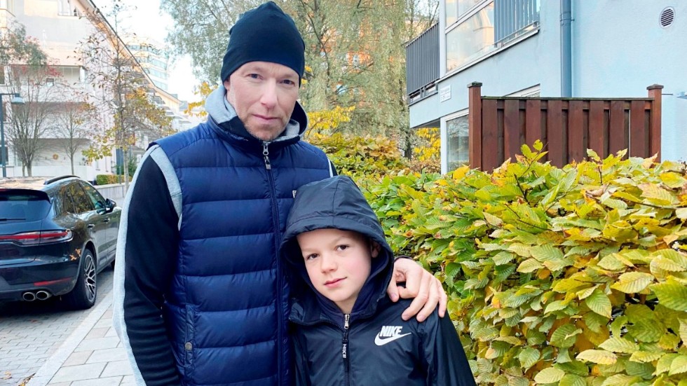 Henrik Östling med sonen Sander, 10 år, som brukar lyssna på Einár.