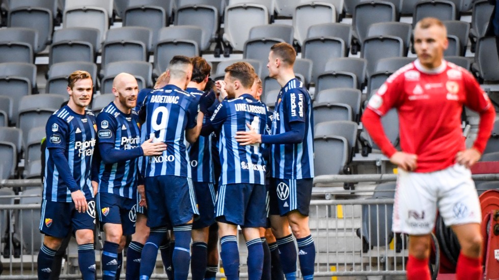 Djurgårdens Emmanuel Banda firas efter drömmålet till 3–0 hemma mot Kalmar FF.