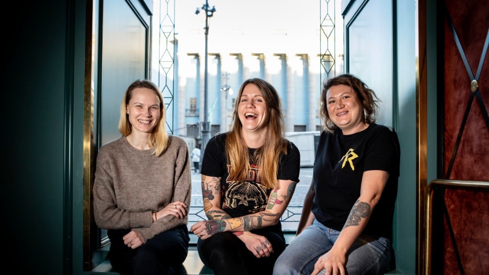 Scroll-Mia, Emma Knyckare och Ina Lundström som gör "Valet forever" för SVT. Arkivbild.