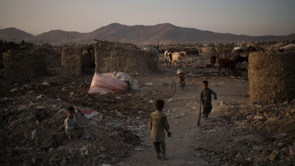 Barn som leker i ett fattigt område i utkanten av Kabul. Fattigdomen och svårigheterna i Afghanistan är stora.