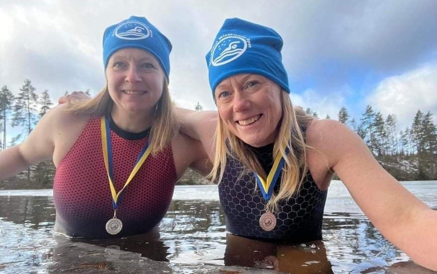 Evelina Larsdotter och Ingela Jonsson med sina första medaljer i vintersimning. Medaljer som nog snart blir fler.