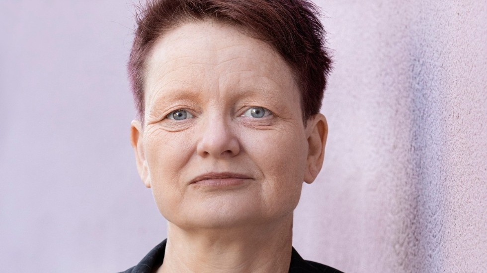 Malin Lindroth har gett ut ett flertal diktsamlingar och prosaverk. Hon fick sitt stora genombrott 2018 med essäboken "Nuckan". Senast gav hon 2020 ut romanen "Rolf".