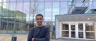 Yusuf Ali pluggar på distans – på plats i skolan