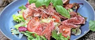 Sallad med italienska charkuterier och pestodressing