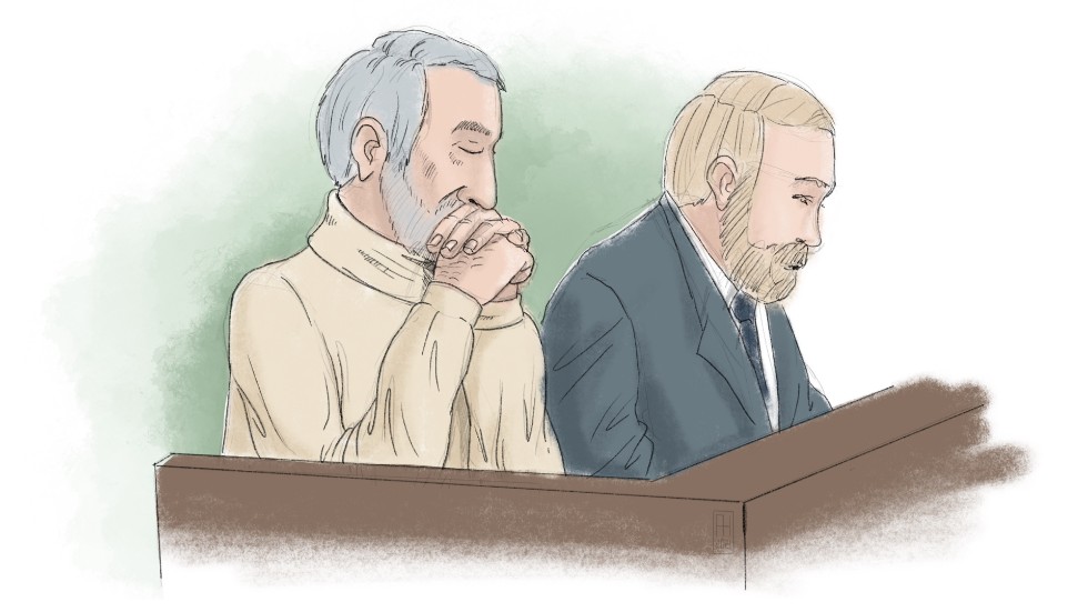 Den krigsbrottsåtalade Hamid Noury med advokat Thomas Söderqvist i Stockholms tingsrätt. Noury misstänks för krigsbrott i samband med tusentals avrättningar i Iran.