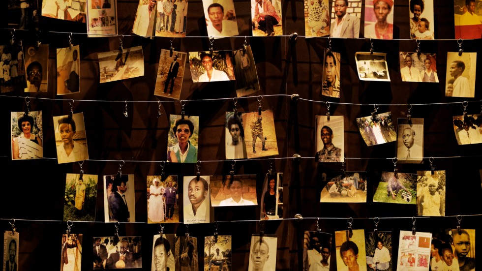 Bilder på offer för folkmordet på minnescentret i Kigali. Förintelsekonferensen bör följas av en folkmordskonferens, anser debattörerna.