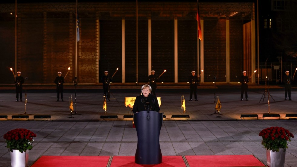 Tysklands avgående förbundskansler tar farväl till makten i ett tal framför försvarsdepartementet i Berlin.