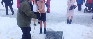 Bad i isvak, barncurling och pimpelfiske på Frostens dag i Kåge