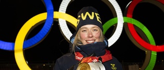 Elvira Öberg fanbärare vid OS-avslutningen