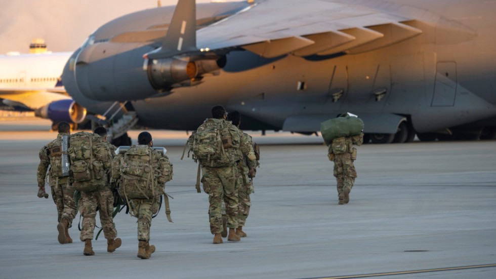 Amerikanska soldater på väg till Polen, som svar på det upptrappade säkerhetsläget i Europa. Bild från i måndags.