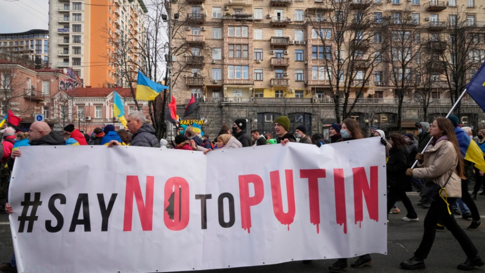 "Säg nej till Putin", står det på en banderoll som hölls upp under en demonstration i Kiev i lördags.