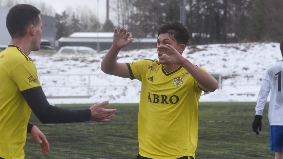 Selatin Shaljani jublar ikapp med Joakim Storm. Båda spelarna gjorde mål när Vimmerby besegrade Södra Vi med 6-0 i säsongens första träningsmatch.