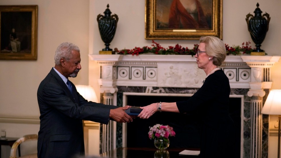 Abdulrazak Gurnah fick diplom och medalj av Sveriges ambassadör i London, Mikaela Kumlin Granit.