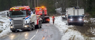 Lastbil körde av väg 219 mellan Nyköping och Vagnhärad