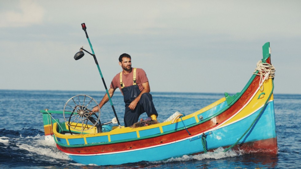 Luzzun – en färgglad mindre träbåt för småskaligt fiske – får i "Luzzu" symbolisera den hållbara och nedärvda fisketraditionen på Malta som nu hotas av bottentrålningen.