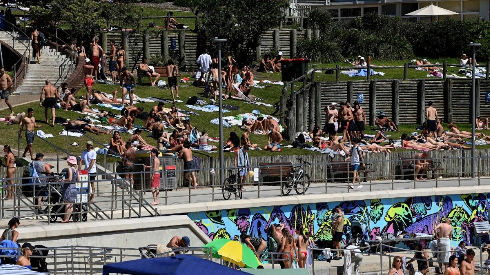 Australien öppnar – samtidigt som smittotalen är rekordhöga. Här njuter solbadare av sommarsolen på Bondi Beach i Sydney.