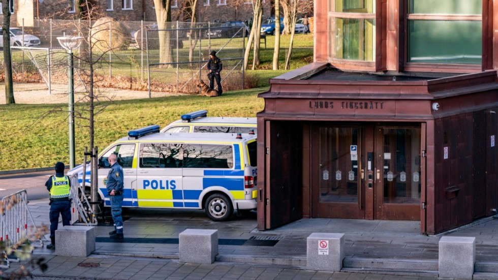 Det var ett stort polispådrag utanför Lunds tingsrätt när rättegången inleddes om det stora bråket i Lund den 6 september. Bakgrunden till sammanstötningarna ska vara en konflikt mellan två släkter.
