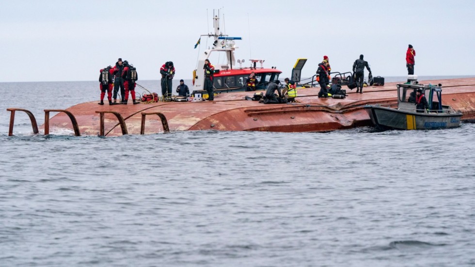 Det danska kapsejsade fartyget Karin Høj ligger upp och ned i havet mellan Ystad och Bornholm.