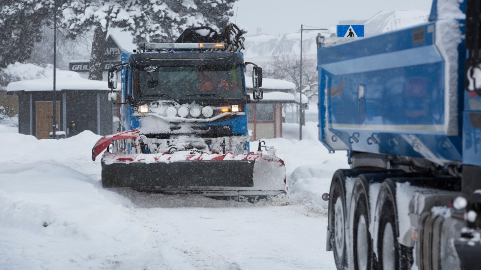 Skribenten vill att snöröjningen sker oftare.