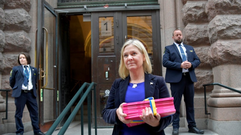 Statsminister Magdalena Andersson (S), då finansminister, med budgetpropositionen inför budgetdebatten i slutet av september.