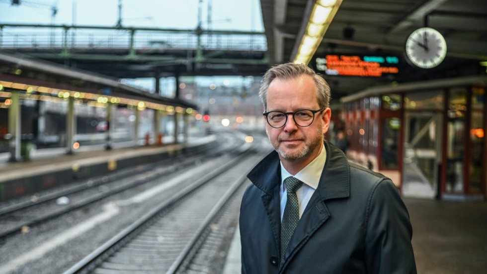 Finansminister Mikael Damberg (S) väntar på tåget.