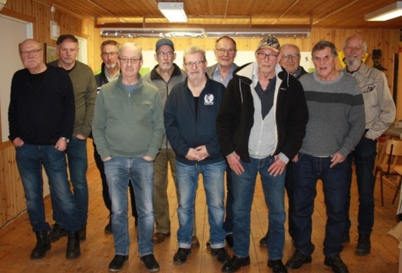 Den här dagen var Bert Lindesfeldt och sköt tillsammans med sina skyttekompisar i Vena SKF. Från vänster: Steve Balk, Erland Fallemark, Peter Karlsson, Tommy Johansson, Evans Nilsson, Ulf Andersson, Jonas Persson, Bo Nilsson, Gösta Edgren, Bert Lindesfeldt, Leif Lemon. Erling Åberg brukar skjuta, men saknades denna gång. 