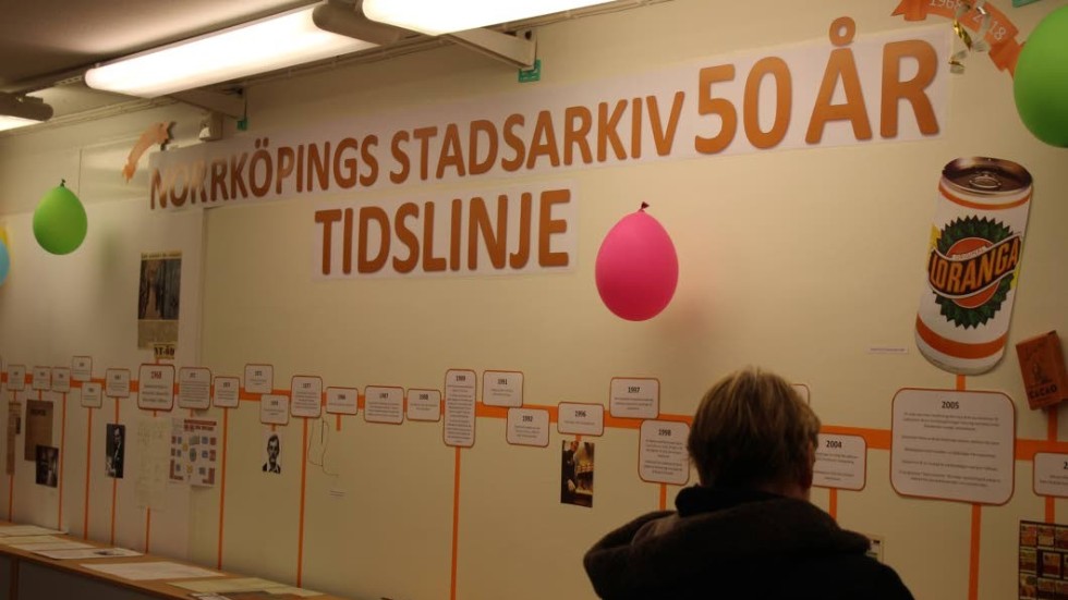 En bild från då Norrköpings stadsarkiv höll sitt 50-årsfirande i lokalerna i Rådhuset.