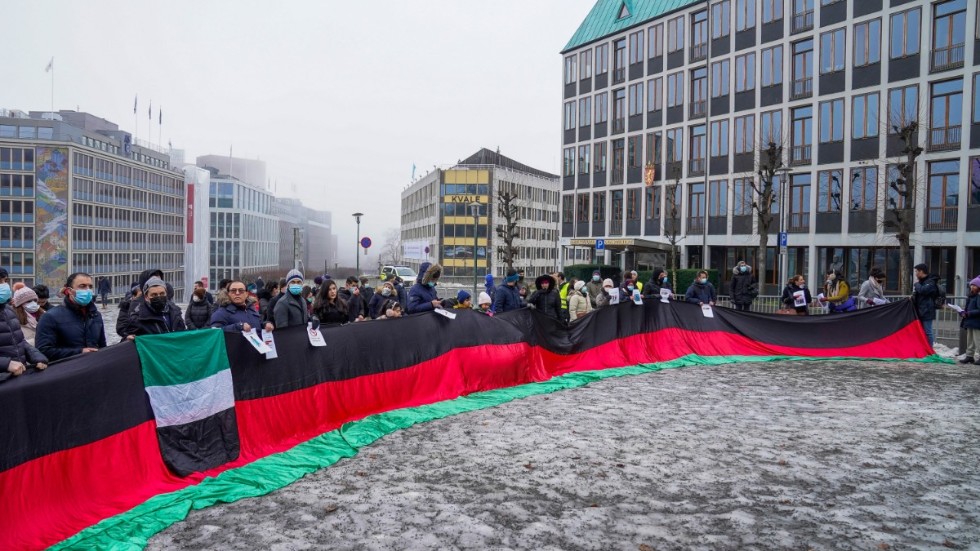 Demonstranter samlades på söndagen utanför norska utrikesdepartementet för att protestera mot att talibanerna bjudits in för överläggningar i Oslo.