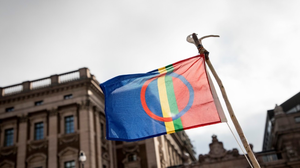 Samernas flagga framför riksdagen. Arkivbild.