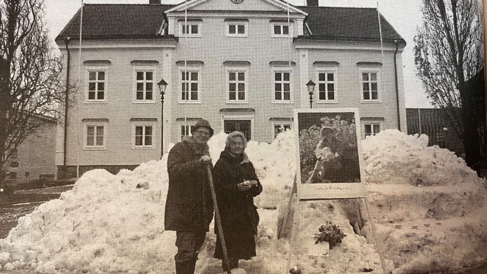 Makarna Britt och Sten Nachtweij skapade en minnesplats i snön framför rådhuset. I snöhögen mejslades hyllor fram där man kunde ställa marschaller. 