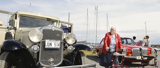 Veteranbilarna stod på rad utanför ett äldreboende — de boende åkte en cruisingrunda