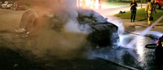 En bil förstörd i brand