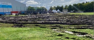 Fotbollsplanen på Stångebrofältet förstörd efter Winnerbäck och regn