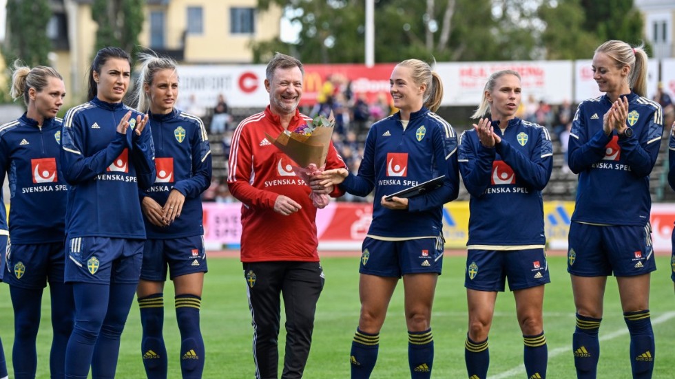 Förbundskapten Peter Gerhardsson och de svenska spelarna fick ta emot blommor och publikens jubel på Gutavallen i Visby, när fotbollslandslaget på onsdagen samlades för första gången sedan EM-semifinalförlusten mot England i somras.