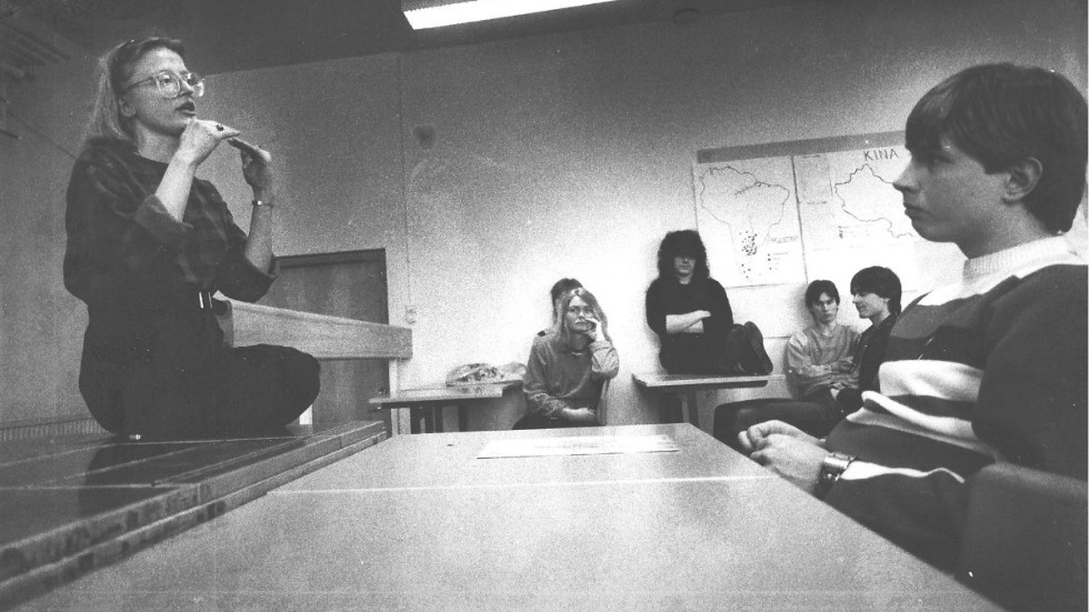 På bilden syns Anna Lindh (SSU:s förbundsordförande 1984-1990) och artikelförfattaren Olov Abrahamsson (då ordförande för Norrbottens SSU-distrikt) under ett besök på gamla Midsskogsskolan i Luleå 1985.