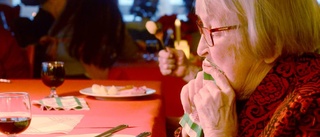 Klappar, mat och trevlig stämning - så firar äldreboendet